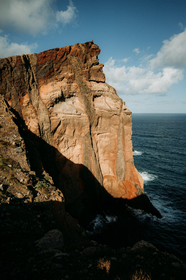 Pessoas a andar de canoa num lago azul