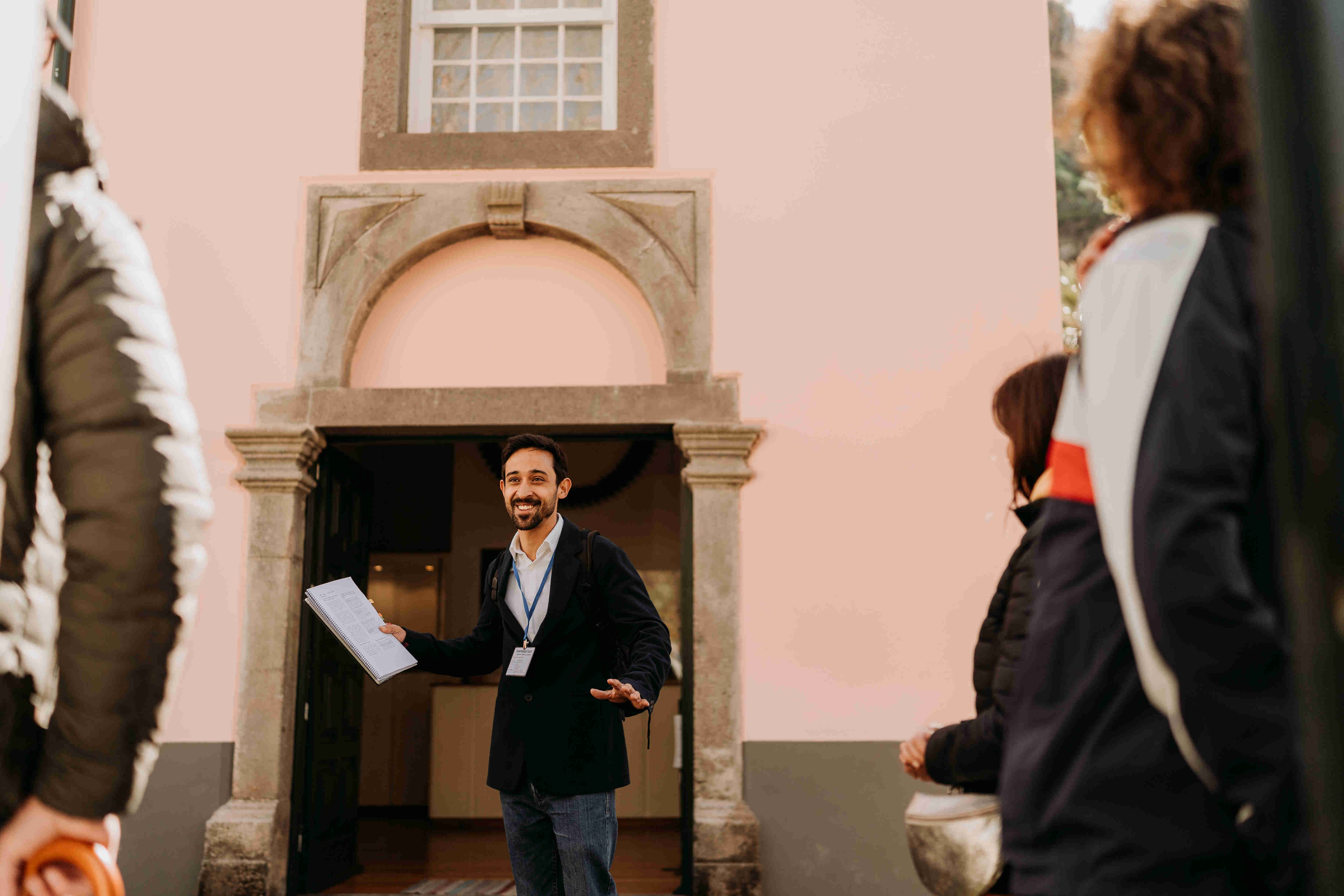 Ed Charles, produtor, a tirar uma foto com uma câmara profissional
