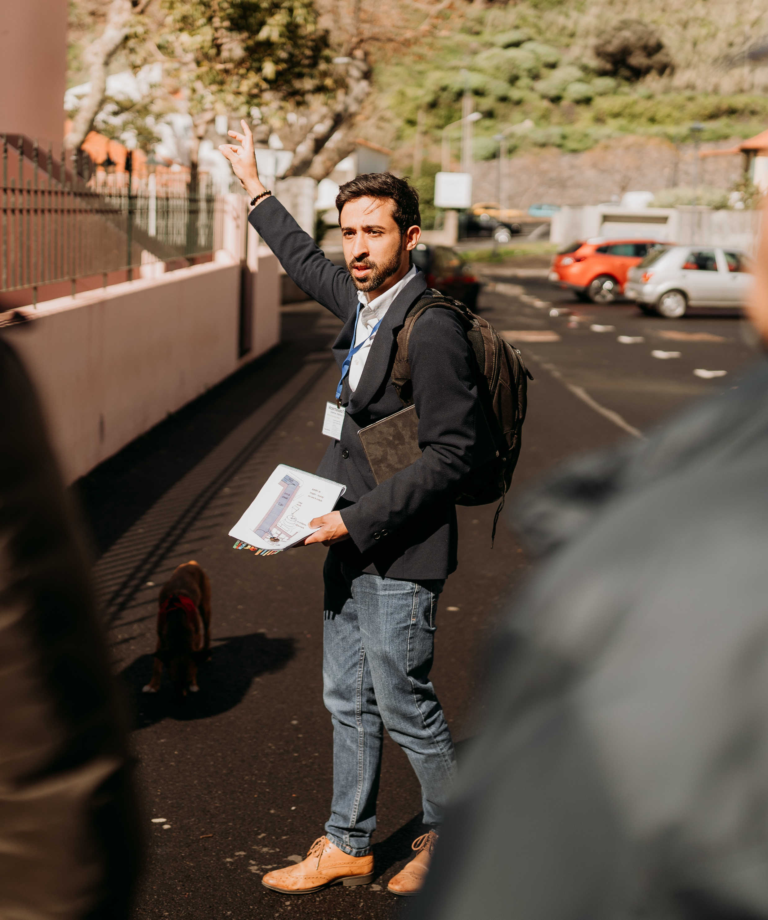 Pessoas a caminhar perto de uma formação rochosa