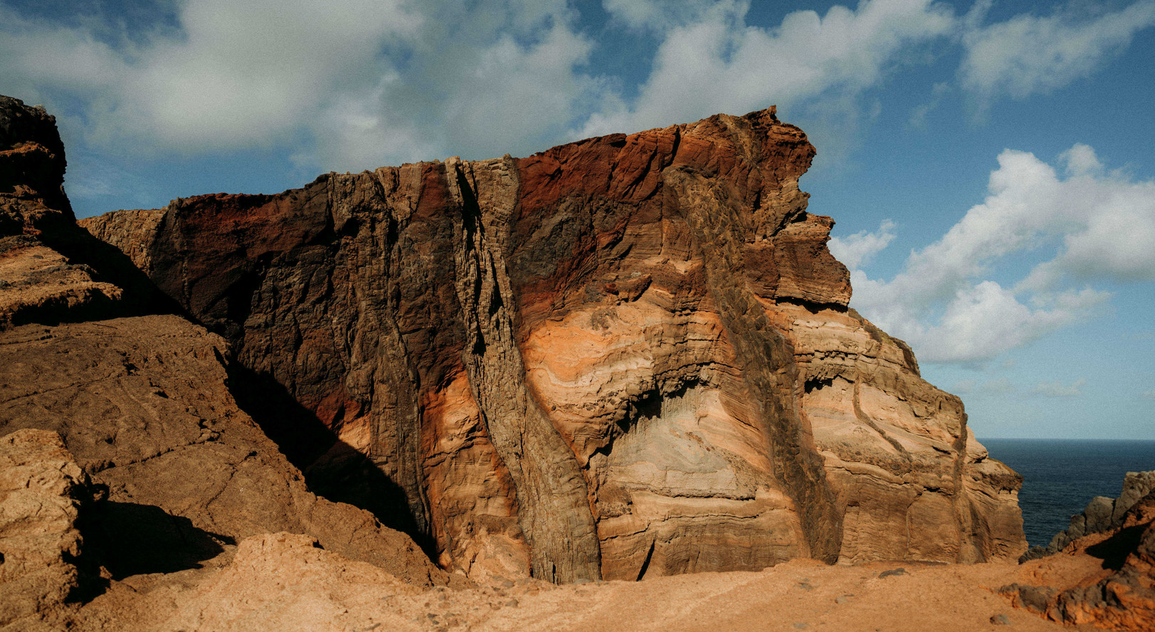 Um acampamento de safari na floresta ao pôr do sol